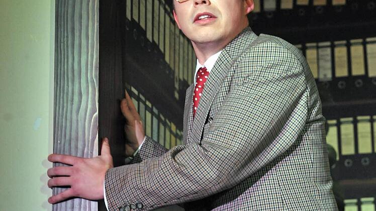 Szene aus dem Heinz-Erhardt-Abend des Coburger Landestheaters mit Ingo Paulick.Foto: Andrea Kremper