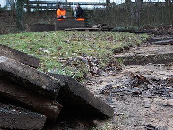 Bauhofmitarbeiter lösen die Steinplatten heraus. Foto: Arkadius Guzy