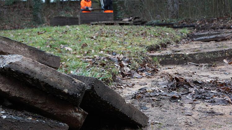 Bauhofmitarbeiter lösen die Steinplatten heraus. Foto: Arkadius Guzy