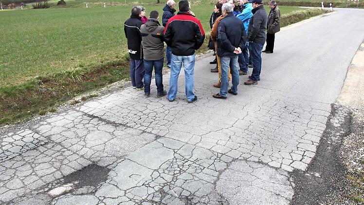 Bei einem Ortstermin Anfang März hörte sich der Gemeinderat die Ausführungen von Ingenieur Peter Bittel an jener Stelle der Straße nach Tütschengereuth an.  Foto: Hans Kurz