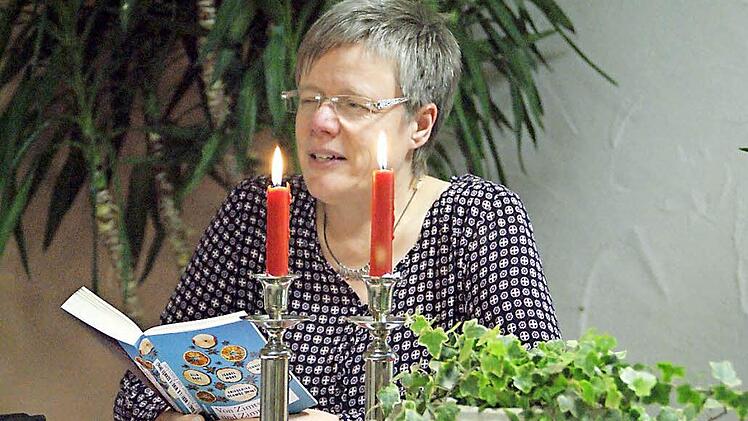 Weihnachtskrimis sind eines der Steckenpferde von Friederike Schmöe, die beim Krimi-Dinner in Breitbrunn aus ihrem neuesten Buch "Von Zimtsternen und Zimtzicken" las. Fotos: Sabine Weinbeer