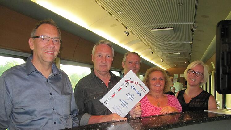 Waldemar Kempf aus Coburg gewann bei einem Zugquiz ein Freifahrtticket für den nächsten Coburg-Express im Juli 2018. Dann geht es nach Regensburg. Foto: Martin Koch