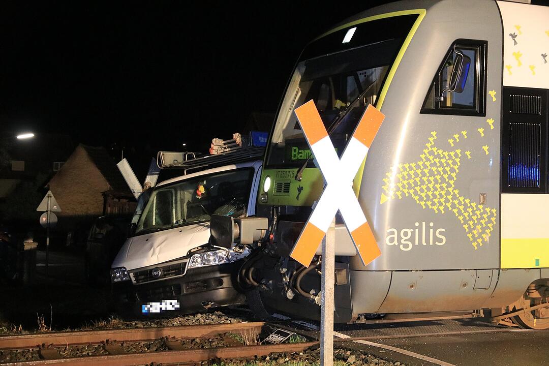 Zug gegen Lieferwagen - Bahnunfall zwischen Bamberg und Ebern