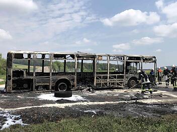 Rund 40 Kinder saßen in dem Bus, als plötzlich ein Feuer ausbrach. Im Kreis Roth kam es am Freitag auf dem Schulweg beinahe  zu einer Katastrophe. Doch das schnelle Handeln des Fahrers rettete die Schüler.  Foto: News5/Goppelt