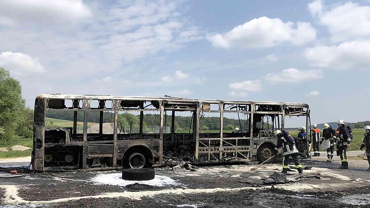 Rund 40 Kinder saßen in dem Bus, als plötzlich ein Feuer ausbrach. Im Kreis Roth kam es am Freitag auf dem Schulweg beinahe  zu einer Katastrophe. Doch das schnelle Handeln des Fahrers rettete die Schüler.  Foto: News5/Goppelt