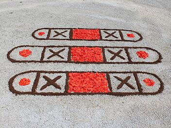 Ausgleichsfläche taufte Kolling dieses Werk. Das 350x240 Zentimeter große Arrangement bestand aus Torf und Mohnblumenblüten. Fotos: Hubert Kolling