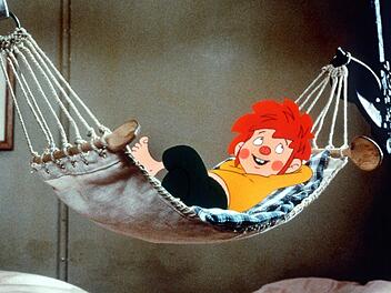 Die Zeichentrickfigur Pumuckl macht es sich in einer Szene aus "Pumuckls Abenteuer" 1999 in der H&auml;ngematte gem&uuml;tlich. Die Serie kommt jetzt wieder ins Fernsehen. Foto: Fotoreport ARD/Ard/dpa