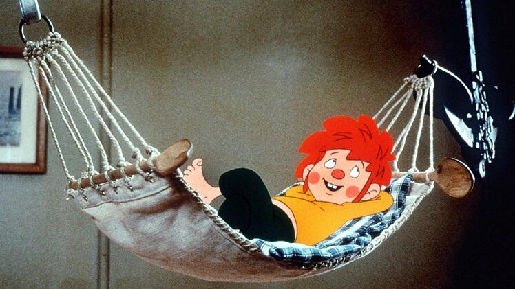 Die Zeichentrickfigur Pumuckl macht es sich in einer Szene aus "Pumuckls Abenteuer" 1999 in der Hängematte gemütlich. Die Serie kommt jetzt wieder ins Fernsehen. Foto: Fotoreport ARD/Ard/dpa