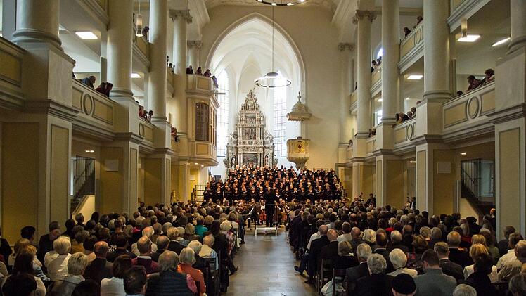 Eindrucksvolles Finale der Konzertsaison des Landestheaters. Die "Sea Symphony" von Ralph Vaughan Williams erklang in der Coburger Morizkirche, gestaltet von der Royal Choral Society und dem Chor und dem Philharmonischen Orchester des Landestheaters unter Leitung von Richard Cooke.Foto: Jochen Berger