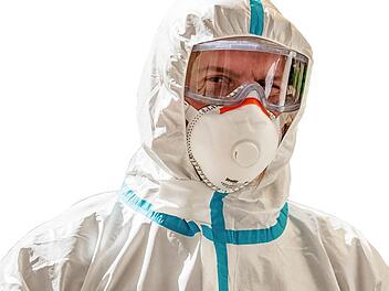 Vollschutz mit Schutzbrille und Schutzkittel