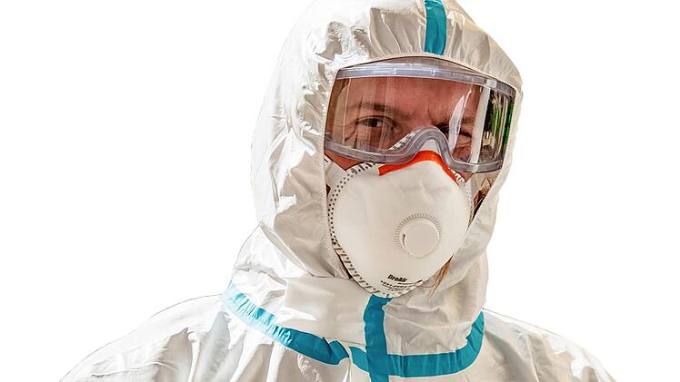 Ein Vollschutz mit Schutzbrille und Schutzkittel ist bei direktem Kontakt mit Covid-19-Patienten notwendig.  Foto: DRK