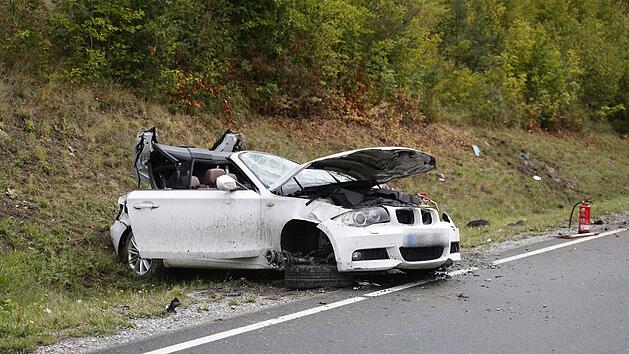 Cabrio überschlägt sich mehrfach: 30-Jähriger Fahrer aus dem Wagen geschleudert - Lebensgefahr nicht ausgeschlossen