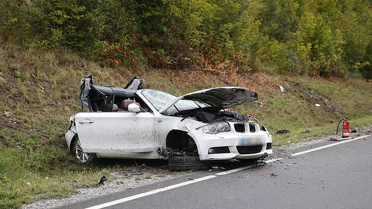Cabrio überschlägt sich mehrfach: 30-Jähriger Fahrer aus dem Wagen geschleudert - Lebensgefahr nicht ausgeschlossen