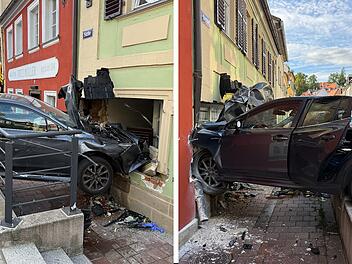 Auto durchbohrt Hauswand und bleibt stecken: Unfall in Bamberger Altstadt