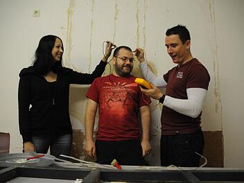 Nur ein Spaß auf der Baustelle des Hackerspace: Gedanken lassen sich auch mit Technik noch nicht lesen - Sarah Wunderlich und Dennis Busch testen, was das Multimeter an Mischa Meyers Kopf zeigt.  Foto: nat