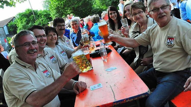 Feiern gehört für die "Schrollnhüpfer" einfach dazu.  Foto: Simon