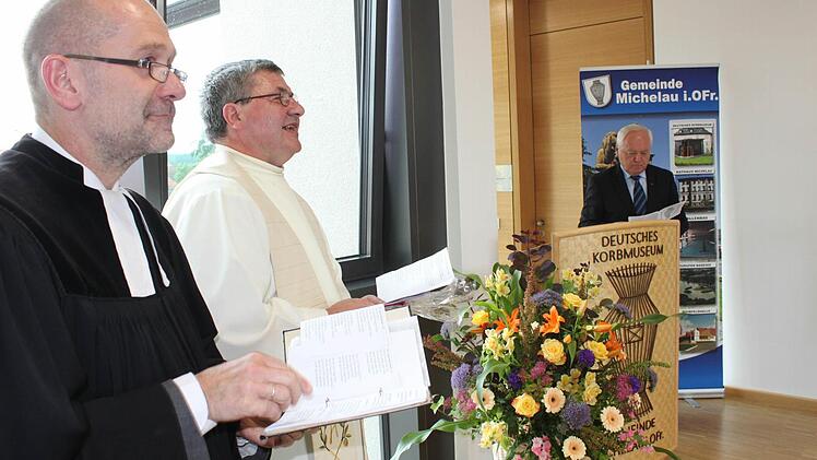 Dekan Johannes Grünwald und Pfarrer Diter Glaeser (v. l.) bei der kirchlichen Weihe der neuen Räume. Rechts im Bild Bürgermeister Fischer.