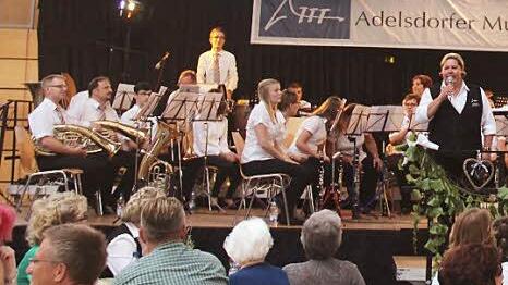 Die Vorsitzenden der Musikvereine, Heidi Völlner und Thomas Rotter, begrüßten die Zuhörer.
