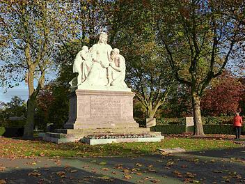 Die Ehrengräber der Stadt Bamberg mit zentraler Skulptur. Foto: Marion Krüger-Hundrup