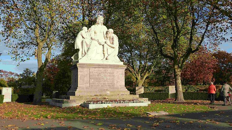 Die Ehrengräber der Stadt Bamberg mit zentraler Skulptur. Foto: Marion Krüger-Hundrup