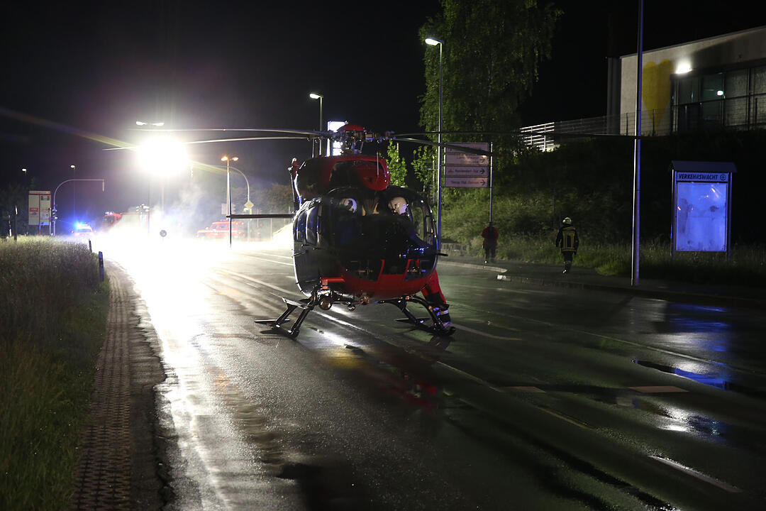 Auto kommt bei Hof von B15 ab