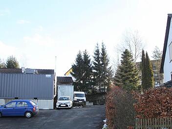 Das ist die umstrittene Zufahrt zur Bäckerei Dumler; rechts das Wohnhaus des Kupferberger Bürgermeisters Alfred Kolenda.  Foto: Archiv/Stephan Tiroch