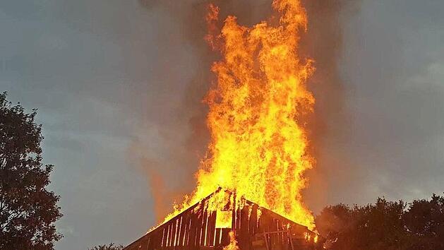 Das kunstvoll errichtete Hexenhaus war dazu bestimmt, in Flammen aufzugehen. Foto: privat