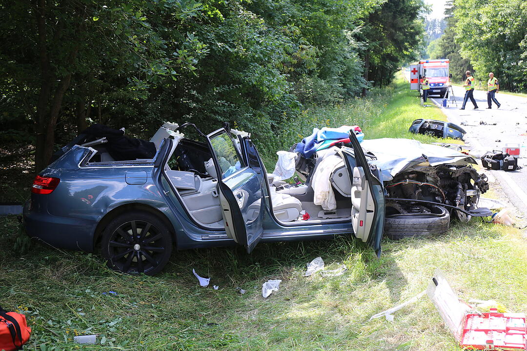 Frontalcrash in Oberfranken: Fahrer bei Unfall eingeklemmt und schwer verletzt