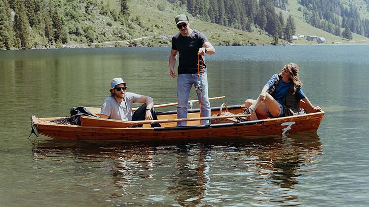 Der Teamausflug von Markus Kofler (Sebastian Str&ouml;bel, links) Tobias Herbrechter (Markus Brandl) und Katharina Strasser (Luise B&auml;hr) endet j&auml;h mit einem &uuml;berraschenden Fund.