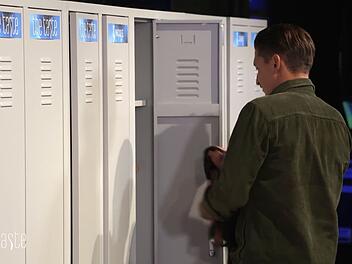 Einsamer Gang: Alfred h&auml;ngt seine Sch&uuml;rze in den Spind.