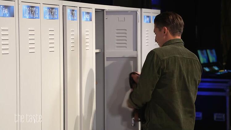 Einsamer Gang: Alfred hängt seine Schürze in den Spind.