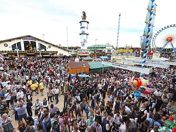 Panne auf Oktoberfest: G&auml;ste sitzen kopf&uuml;ber in Karussell fest