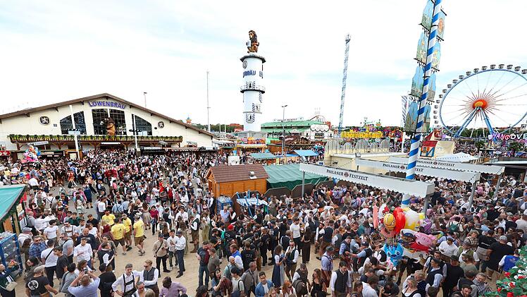 Panne auf Oktoberfest: G&auml;ste sitzen kopf&uuml;ber in Karussell fest