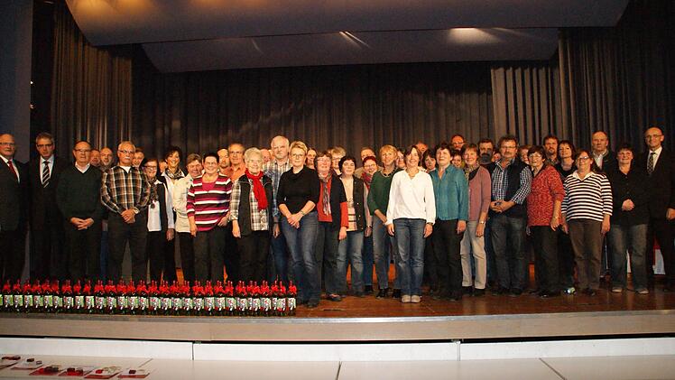 75 Mal gingen diese Männer und Frauen bisher zur Blutspende. Der stellvertretende Kreisvorsitzende des BRK Wolfgang Borst (links) und Landrat Wilhelm Schneider (rechts) dankten ihnen dafür.