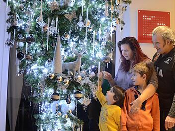 Riccardo (l.) und Raphael bestaunen ihren ganz besonderen Weihnachtsbaum. Mit ihnen freuen sich Maria Fey-Uschbanok und Ehemann Armin. Fotos: Roppelt