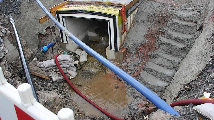 Der Tiefenbach wird kanalisiert. Das Wasser wird abgepumpt.  Foto: Friedwald Schedel
