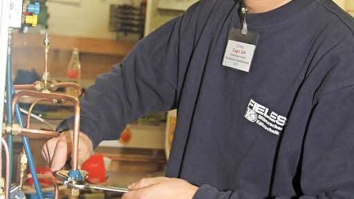 Eugen Sell (25) aus Schleswig-Holstein stöhnt. Er hätte sich gewünscht, dass die Rohre gelötet werden.