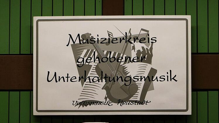 Reichlich Applaus verdiente sich der Musizierkreis Neustadt unter Leitung von Norbert Luche bei seinem Neujahrskonzert.Foto: Jochen Berger