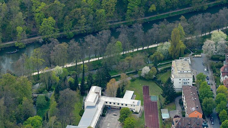 Es ist der für Bambergs Mühlen künstlich hoch gehaltene Regnitzpegel, der den Hollergraben so anfällig für Flutwellen macht.   Foto: Ronald Rinklef