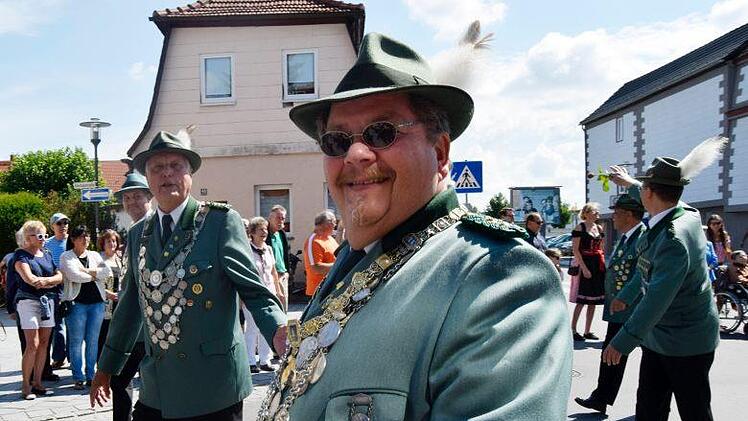 . Schützenmeister Uwe Matzner (vorn) und Ehrenschützenmeister Siegfried Jäkel beim Einmarsch in den Festplatz