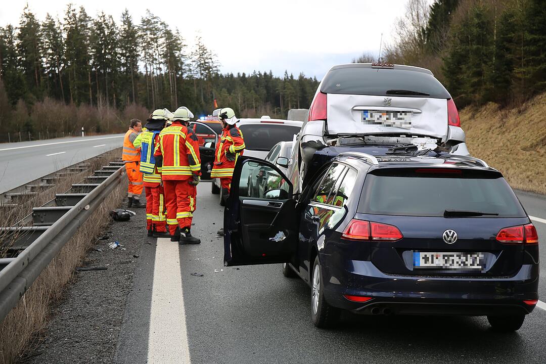 Schwerer Unfall im Landkreis Wunsiedel: Vier Fahrzeuge krachen ineinander