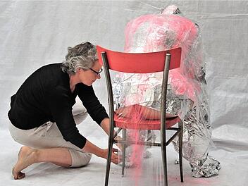 Künstlerin Eva Feichtinger bei der Verpackung eines Menschen. Alexander Ruppert