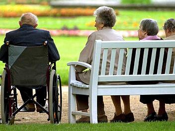 Auch in Erlangen-Höchstadt wird die Bevölkerung immer älter. Landkreis und Gemeinden stellen sich darauf ein. Foto: Matthias Hiekel, dpa