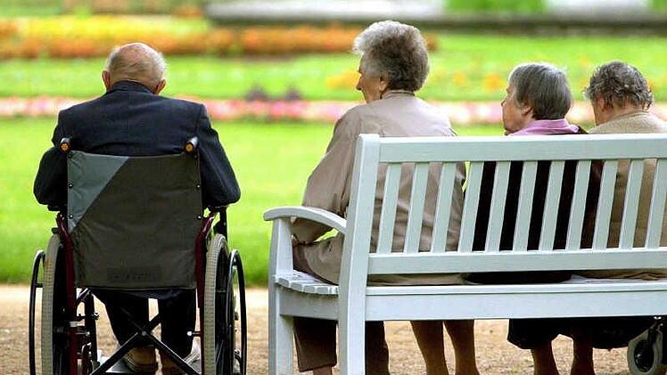 Auch in Erlangen-Höchstadt wird die Bevölkerung immer älter. Landkreis und Gemeinden stellen sich darauf ein. Foto: Matthias Hiekel, dpa