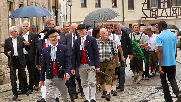 Unter den Ehrengästen auch die Vertreter des Stadtrates, die "festgerecht" in Dirndln oder Lederhosen mit karierten Hemden erschienen waren.