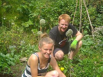 Anna Lena und Sven haben im vergangenen Jahr ein Gem&uuml;sebeet in Rudi Ackermanns Garten angelegt und teilen die Ernte mit dem Besitzer. Foto: Rudi Ackermann