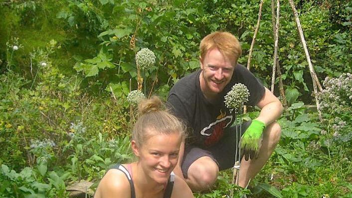 Anna Lena und Sven haben im vergangenen Jahr ein Gem&uuml;sebeet in Rudi Ackermanns Garten angelegt und teilen die Ernte mit dem Besitzer. Foto: Rudi Ackermann