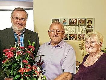 Dritter Bürgermeister Peter Aßmann (links) gratulierte Werner und Brigitte Hauenstein zur Diamantenen Hochzeit. Foto: Werner Reisßaus