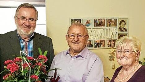 Dritter Bürgermeister Peter Aßmann (links) gratulierte Werner und Brigitte Hauenstein zur Diamantenen Hochzeit. Foto: Werner Reisßaus