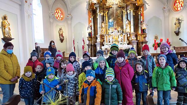 Karin Senger mit ihren Schützlingen aus der Froschgruppe. Die Kinder werden ihre Erzieherin vermissen. Foto: Bettina Dirauf